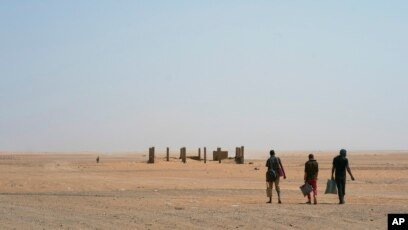 Somali migrants walking in the Sahara Desert